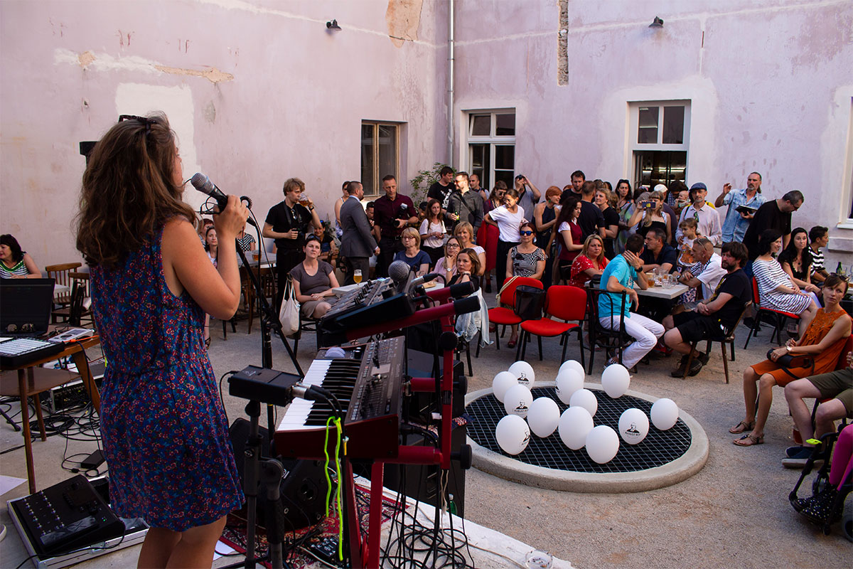 Koncert Zuzany Mikulcovej na dvore Kláštora.